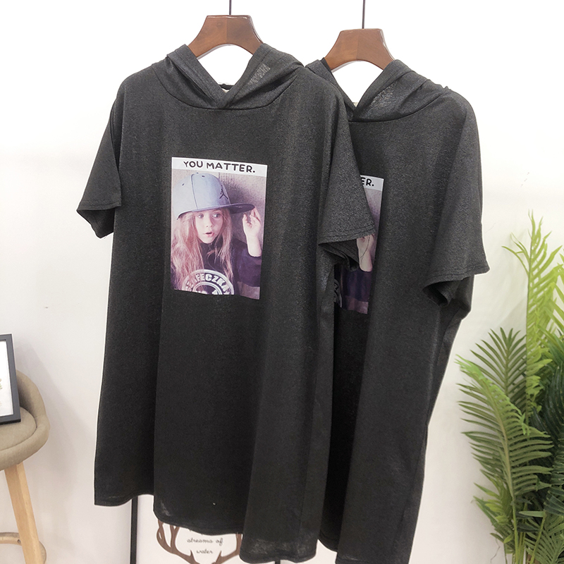 げ歐美街頭時尚。亮絲面料。  夏季新款短款連帽印膠貼布連衣裙FY